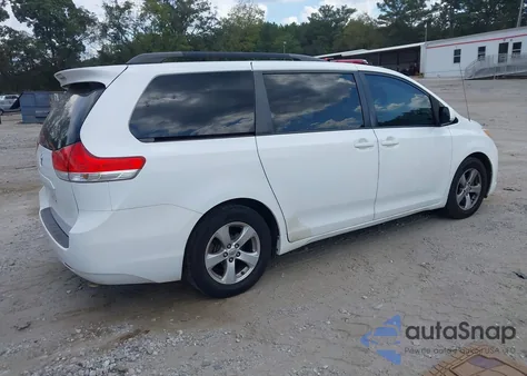 2014 Toyota Sienna Le V6 8 Passenger z USA, uszkodzony, nr VIN 5TDKK3DC5ES475091